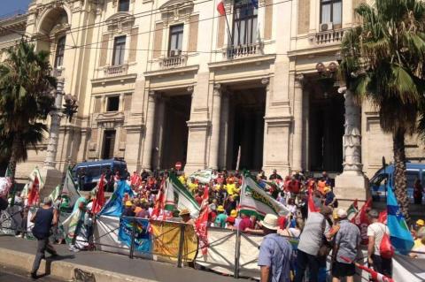 SCUOLE BELLE, IL 19 NOVEMBRE IN SCIOPERO I 16MILA EX LSU E DEGLI APPALTI STORICI ADDETTI AI SERVIZI DI PULIZIA E AUSILIARIATO.