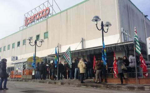 IPERCOOP AVELLINO, DISTRIBUZIONE CENTRO SUD ANNUNCIA LA CHIUSURA DEL PUNTO VENDITA E IL LICENZIAMENTO DEI 138 DIPENDENTI. IN CRISI STRUTTURALE ANCHE I PUNTI VENDITA LAZIALI DI APRILIA E GUIDONIA, I SINDACATI PROCLAMANO LO STATO DI AGITAZIONE.