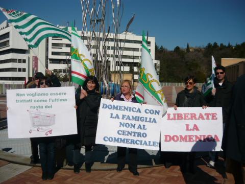 LIBERALIZZAZIONI, GUARINI: «BENE IL SUPERAMENTO DEL DECRETO SALVA ITALIA, MATERIA DA RICONDURRE AL CONFRONTO CONCERTATIVO TRA GOVERNO E PARTI SOCIALI ED ALLA CONTRATTAZIONE STIPULATA DALLE ASSOCIAZIONI E DAI SINDACATI MAGGIORMENTE RAPPRESENTATIVI»