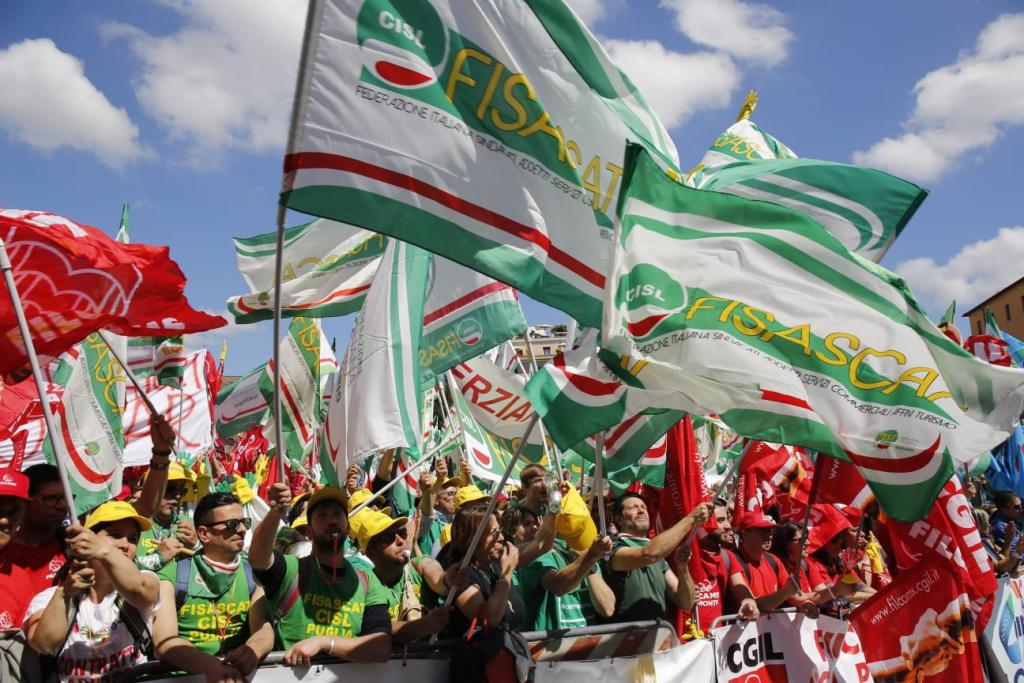 Imprese di pulizia, servizi integrati, multiservizi: massiccia l'adesione allo sciopero per il contratto nazionale scaduto da oltre 6 anni. 600mila addetti in attesa del rinnovo, in 7mila alla manifestazione a Roma.