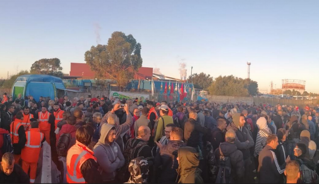 ArcelorMittal annuncia lo scioglimento del contratto e 5mila licenziamenti. In sciopero anche l'indotto dei servizi di pulizia e ristorazione e i lavoratori in somministrazione