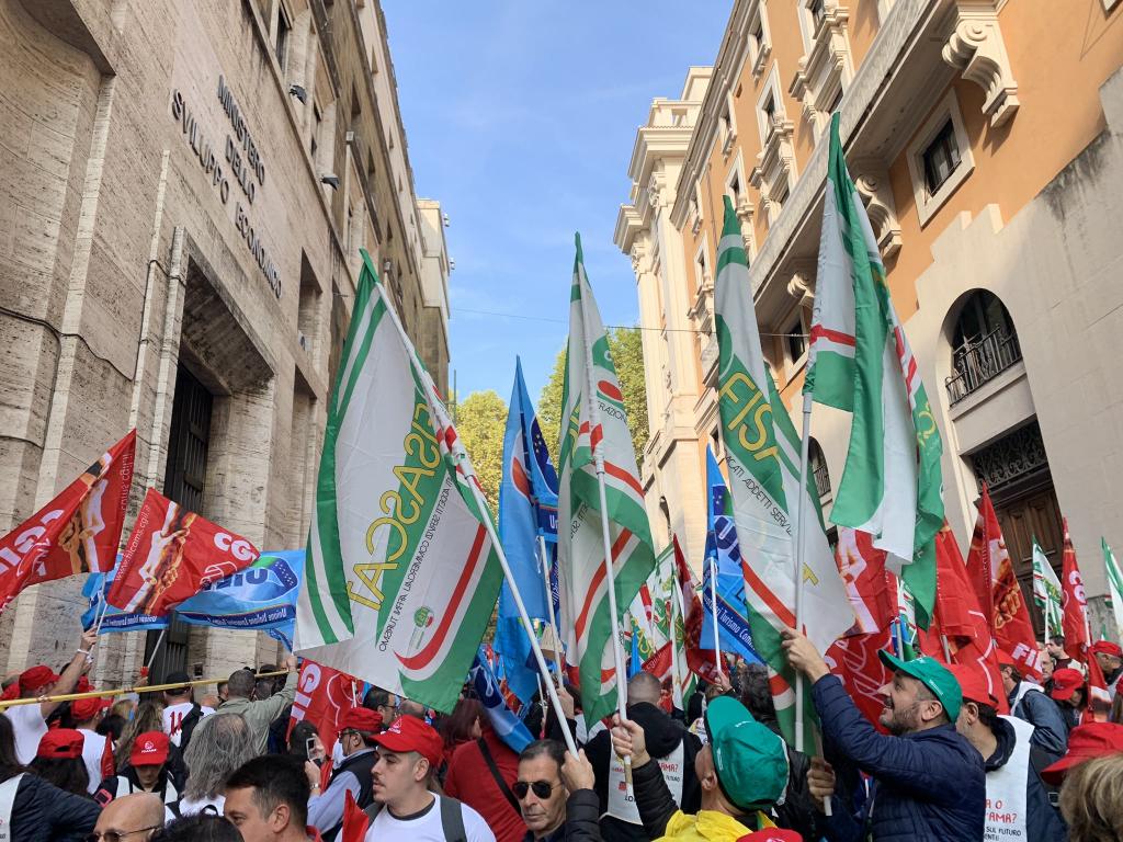 Conad/Auchan, si riduce a 154 il numero dei negozi acquisiti dal consorzio di dettaglianti. Massiccia l’adesione allo sciopero su tutto il territorio nazionale