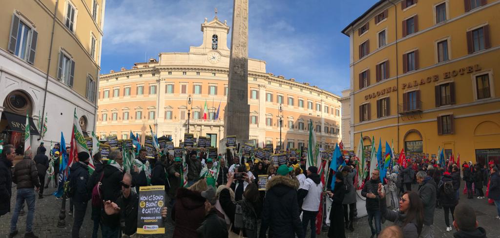 Appalti Pulizia Scuole, massiccia l’adesione allo sciopero nazionale indetto dai sindacati confederali Cgil Cisl Uil. Oltre 1.300 al presidio organizzato a Roma in Piazza Monte Citorio.