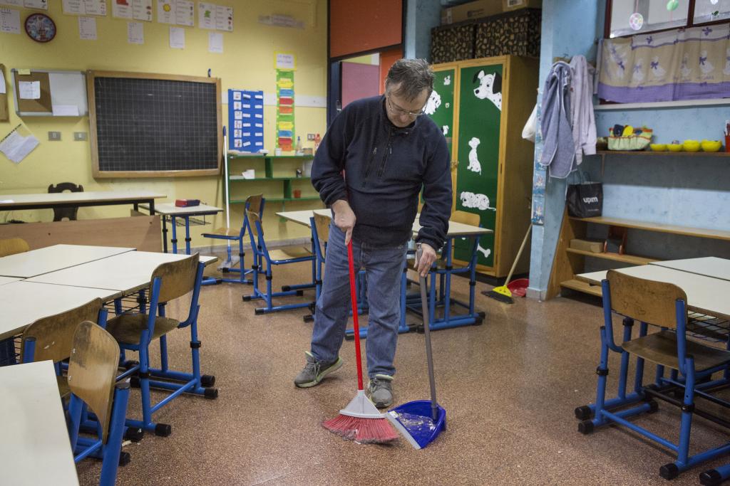 Appalti pulizie scuole, l’incontro al Ministero del Lavoro ancora interlocutorio. Il grido d’allarme dei sindacati: 4mila addetti esclusi dalla internalizzazione e 4.500 a salario e orario dimezzato, intervenga la Presidenza del Consiglio dei Ministri