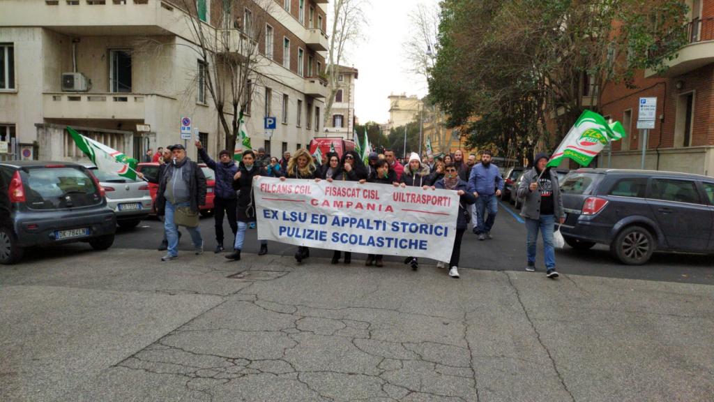 Appalti scuole statali, i sindacati sollecitano il tavolo alla Presidenza del Consiglio dei Ministri. Al ministero del Lavoro a Roma prosegue il confronto sui licenziamenti, presidio estemporaneo dei lavoratori campani