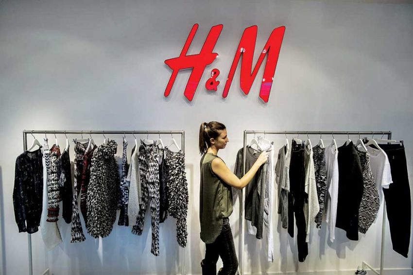 H&M annuncia la riorganizzazione e la chiusura di 8 punti vendita in Italia, a rischio centinaia posti di lavoro. I sindacati: scelta cinica e irresponsabile nella fase di emergenza, la multinazionale torni sui propri passi