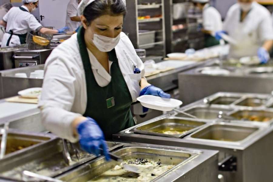 Dl Rilancio. Ristorazione collettiva e mense scolastiche e aziendali, la proposta emendativa delle parti sociali: l’accesso alle 9 settimane di ammortizzatore sociale sia consentito anche ai 100mila occupati