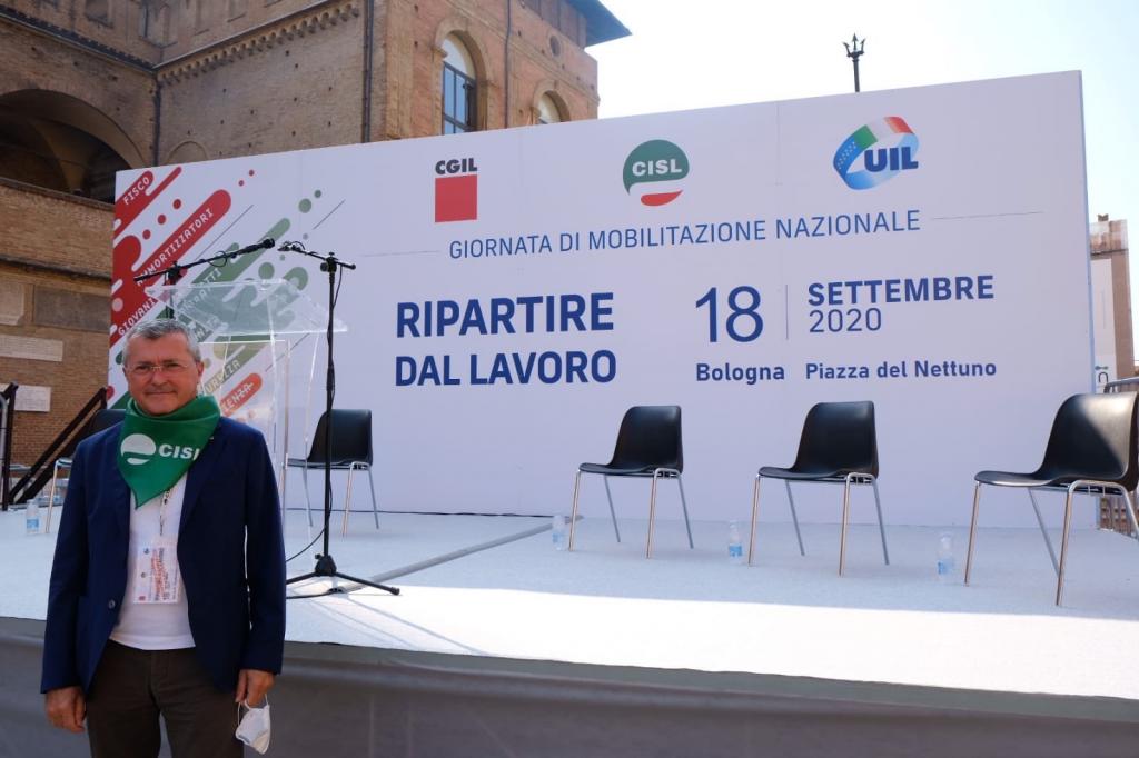 Ripartire dal lavoro, tanta Fisascat Cisl nelle piazze italiane della mobilitazione Cgil Cisl Uil