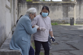 Lavoro Domestico, l'avviso comune delle Parti Sociali: includere le badanti tra i primi destinatari del vaccino anti Covid. La categoria sia equiparata agli operatori socio sanitari