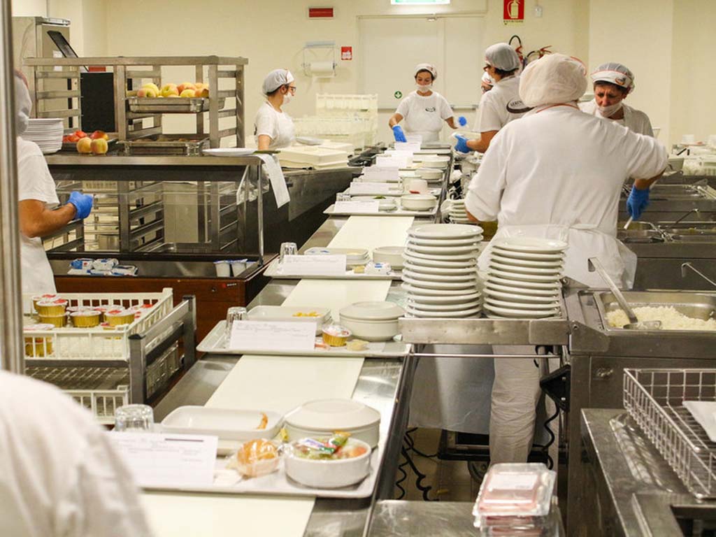 Ristorazione Collettiva, l’appello delle Parti Sociali: inserire prioritariamente nel piano vaccinale anti Covid-19 i 96mila addetti al servizio di preparazione e somministrazione pasti negli ospedali, nelle strutture socio assistenziali e nelle scuole