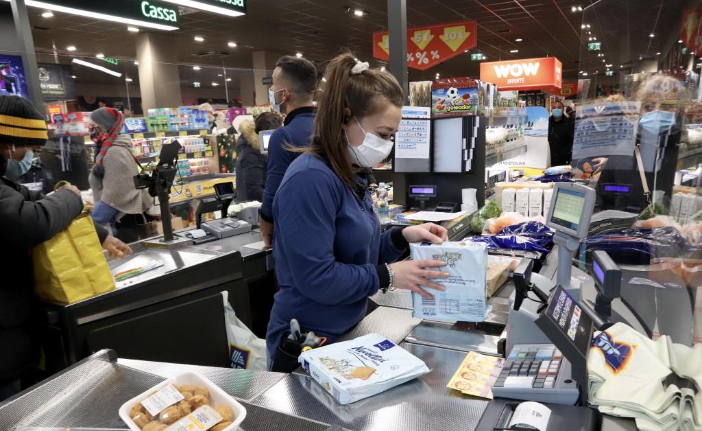 Covid-19 e luoghi di lavoro, Inail: l’incidenza della “seconda ondata” è più del doppio della prima. Nas, nei supermercati tracce del virus su pos, carrelli, casse, bilance e scaffali